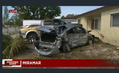 Një Tesla me shpejtësi rreth 160 km/orë godet disa makina të parkuara, pastaj përplaset në një shtëpi në Florida