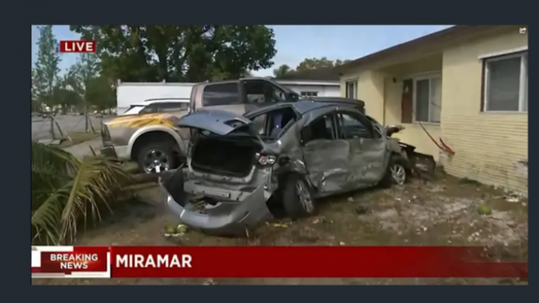 Një Tesla me shpejtësi rreth 160 km/orë godet disa makina të parkuara, pastaj përplaset në një shtëpi në Florida