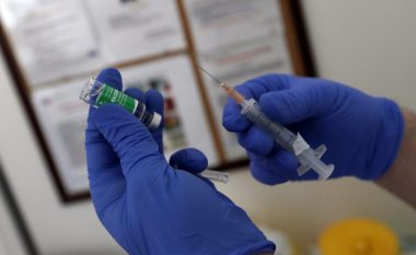 Francezi vdes pas vaksinimit me AstraZeneca, familjarët padisin kompaninë farmaceutike