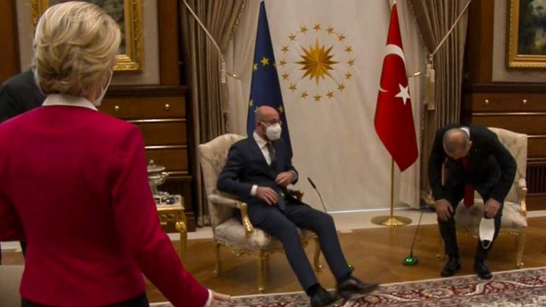 Mbeti në këmbë për një kohë gjatë takimit me Erdoganin, Leyen flet për herë të parë rreth momentit të sikletshëm