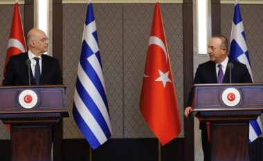 Ishin takuar për të përmirësuar marrëdhëniet, Ministrat e Greqisë dhe Turqisë përplasen keq në konferencë shtypi