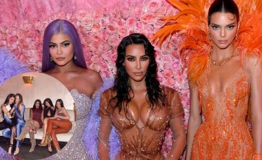Motrat Kardashian zbuluan stilimin identik të flokëve në fotografinë e tyre të fundit familjare