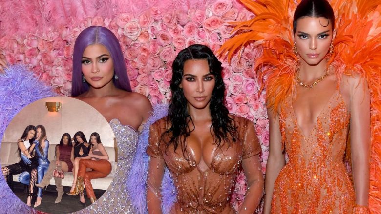 Motrat Kardashian zbuluan stilimin identik të flokëve në fotografinë e tyre të fundit familjare