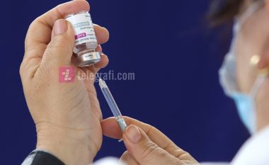 ​Hezitimi i mjekëve për vaksinim kundër COVID-19, shembull i keq për qytetarët