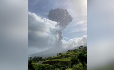 Mijëra njerëz u evakuuan nga shtëpitë e tyre në ishullin Karaibe të Shën Vincentit, pas shpërthimit të vullkanit
