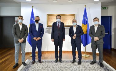 Kurti priti në takim kryetarin e Skenderajt, Bekim Jashari dhe humanistin Halil Kastrati
