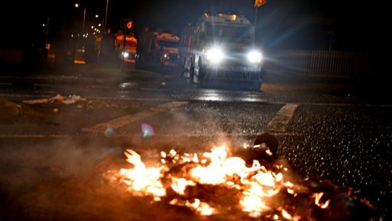 Benzinë në drejtim të policisë dhe makinave që u është vënë zjarri – skena tronditëse në natën e tretë të dhunës në Irlandën e Veriut