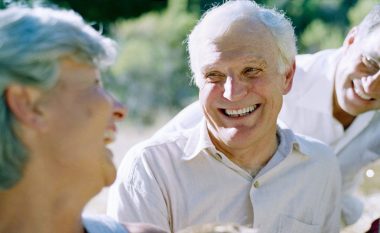 Miqësitë - më të rëndësishme për të moshuarit sesa marrëdhëniet me anëtarët e familjes