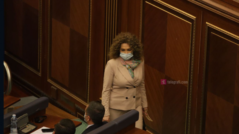 Deputetja e AAK-së, Albena Reshitaj, e vetmja nga partia e saj që shkon në Kuvend për zgjedhjen e presidentit