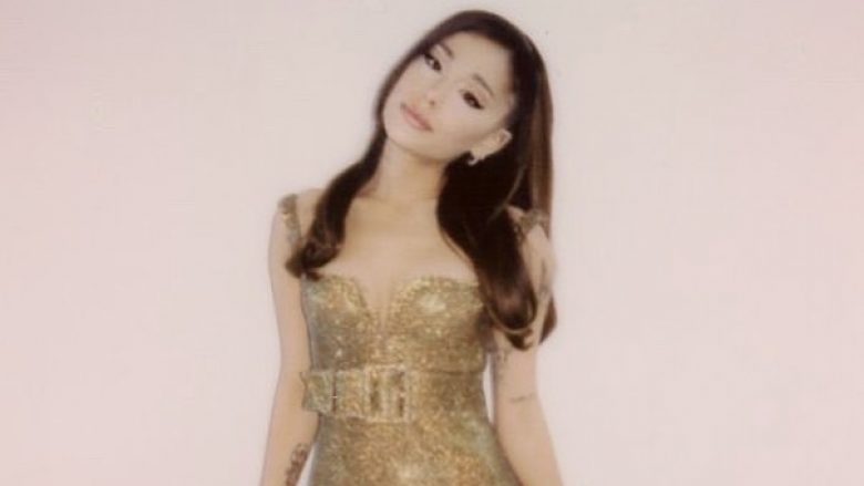 Ariana Grande vesh një fustan të artë Versace perfekt për verën e vitit 2021