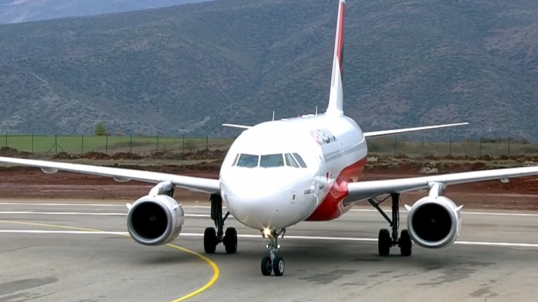 Aterron aeroplani i parë në aeroportin e Kukësit