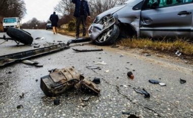 Tre persona lëndohen rëndë në një aksident në rrugën Besi-Milloshevë