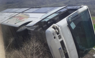 Rrokulliset një autobus në rrugën Kërçovë-Manastir