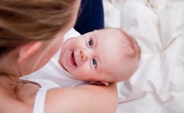Gjestet e bebes që mund t’ju ndihmojnë t’i kuptoni ndjenjat dhe emocionet e tyre