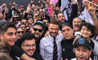 Me një foto i rrethuar nga tifozët dhe me postim emocional - David Beckham del kundër Superligës Evropiane