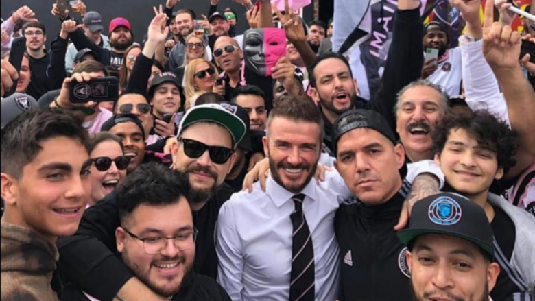 Me një foto i rrethuar nga tifozët dhe me postim emocional – David Beckham del kundër Superligës Evropiane