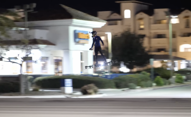 Njeriu ‘fluturon’ nëpër qytet me ‘Hoverboard’ – videoja është e vërtetë
