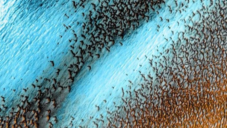 NASA tregon një imazh spektakolar të Marsit