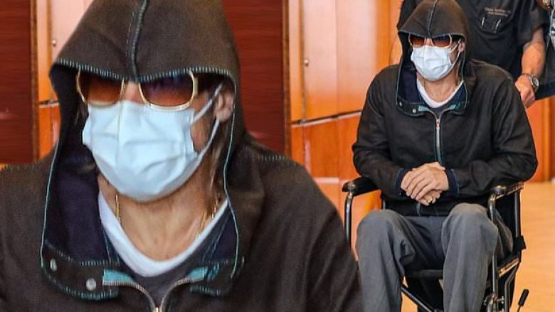 Brad Pitt fotografohet duke e nxjerrë me karrocë nga spitali