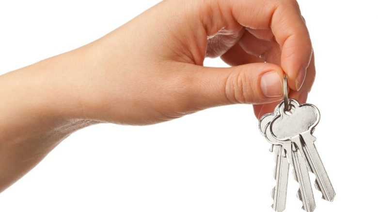 Mos publikoni fotografi të çelësave të shtëpisë, mund t’ju kushtojë