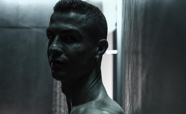 Në një pozë me bashkëlojtarët, Ronaldo rithekson muskujt e tij