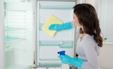 Si të pastroni thellë frigoriferin dhe ta mbani pa erë për muaj të tërë