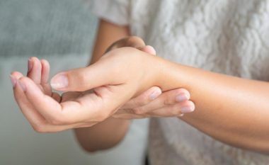 Ënjtja e duarve dhe disa metoda trajtimi në shtëpi