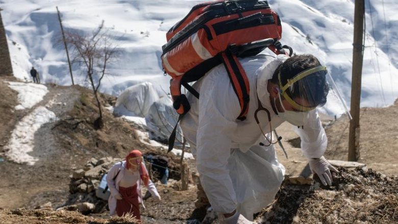 Në Turqi, mjekët ngjiten maleve për të vaksinuar popullsinë
