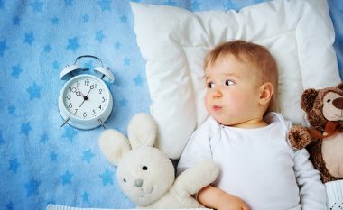 Kur fëmija ka nevojë për jastëkun e parë për të fjetur gjumë?