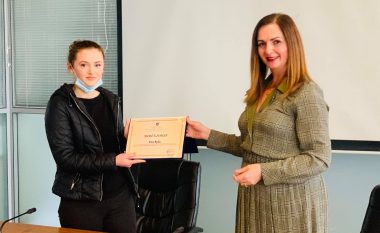 Nagavci ndan mirënjohje për atomisten Era Syla, fituese e medaljes së argjendtë në Olimpiadën Matematike Evropiane për Vajza