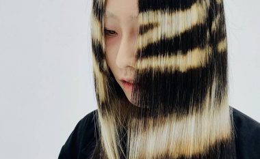 Flokët “tie-dye” janë bërë virale në TikTok – kjo po ngjall dëshirën e shumë personave për eksperimentim