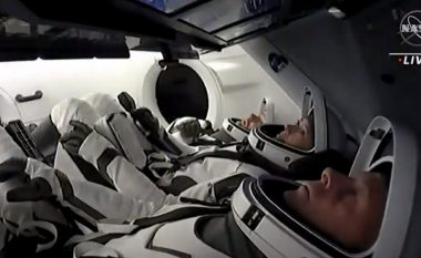 Raketa e SpaceX, astronautët u paralajmëruan për përplasje të mundshme me ‘një objekt të paidentifikuar’