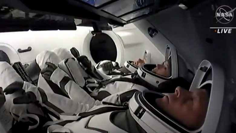 Raketa e SpaceX, astronautët u paralajmëruan për përplasje të mundshme me ‘një objekt të paidentifikuar’