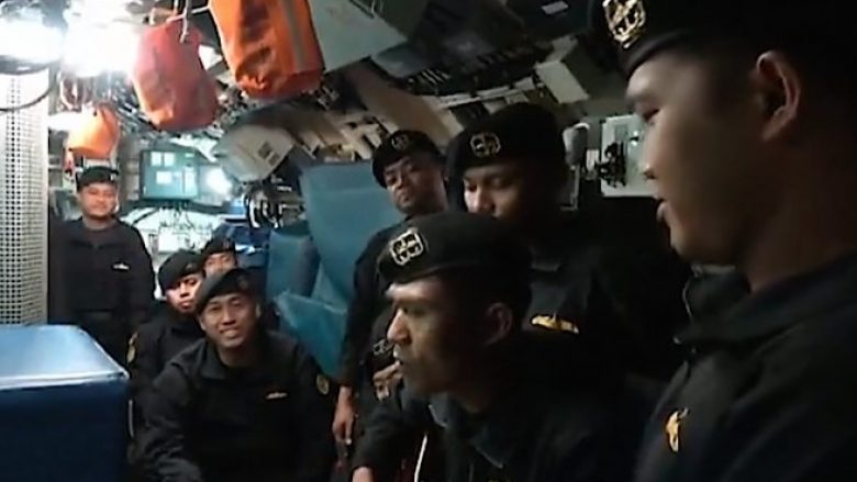 Nëndetësja e fundosur e Indonezisë: Marina publikon videon e ekuipazhit duke kënduar këngën e lamtumirës