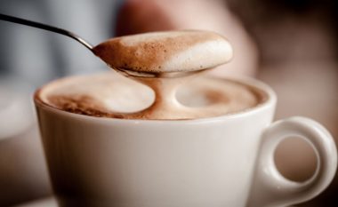 Shijojeni pijen tuaj të preferuar: Si të bëni shkumë qumështi pa aparat kafeje?