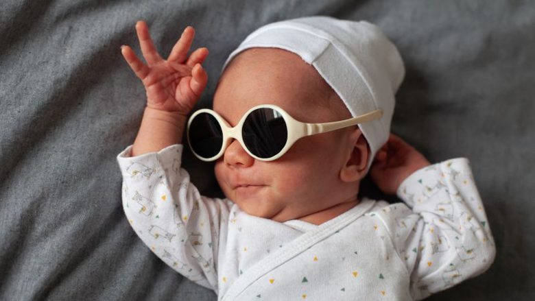 Oftamologët këshillojnë: A duhet që bebja të mbajë syze dielli?