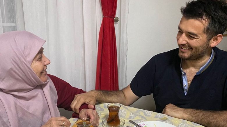 Labi uron Muajin e Ramazanit, publikon fotografi nga syfyri i parë me nënën