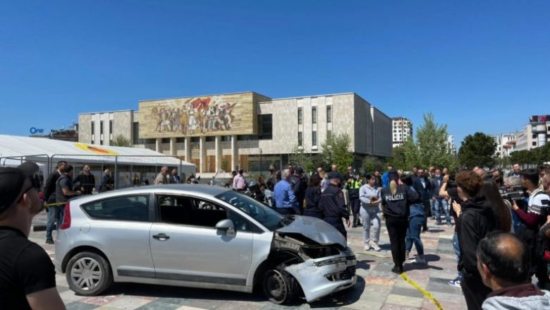 Vetura me shpejtësi futet në sheshin ‘Skënderbej’, shoferi ishte nën efektin e narkotikëve