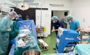 Mjekët u përulën para trupit të vajzës, zemra e së cilës u transplantua te 27 vjçari