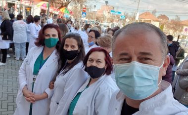 Mjekët në Podujevë kërkojnë lirimin e kolegut të tyre Ibrahim Hoti