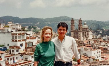Në vitin 1991 u takuan rastësisht në Aeroportin e Meksikës – historia e çiftit që sivjet festojnë 30 vjetorin e takimit të parë