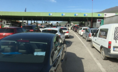Fluks turistësh drejt Shqipërisë, mbi 16 mijë persona kaluan sot pikën kufitare në Morinë