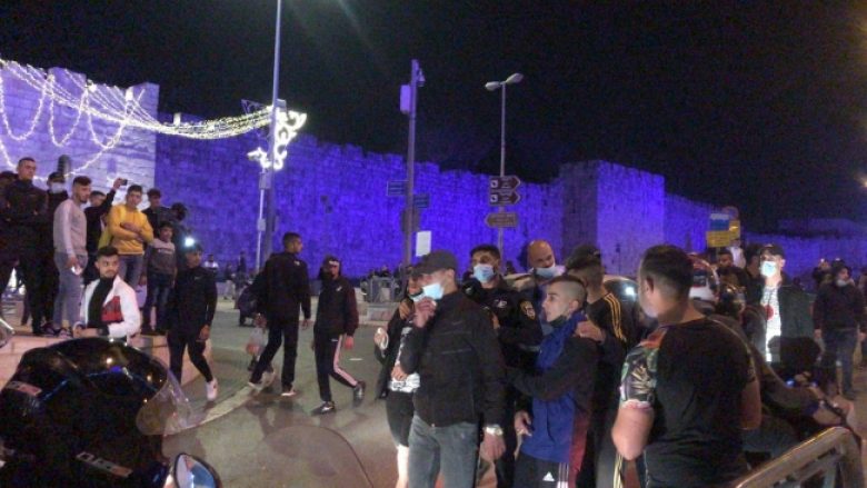 Policia izraelite sulmoi palestinezët pas lutjeve të taravisë në Jerusalem