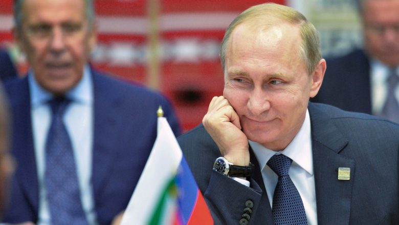 Putini nënshkruan ligjin që ia lejon të rizgjidhet president deri në vitin 2036