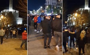 Pa maska e distancë, grumbullime masive të qytetarëve në sheshet e Prizrenit