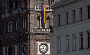 Kisha të shumta në Austri ngritën flamurin e komunitetit LGBT-i, rebelohen kundër vendimit të Vatikanit