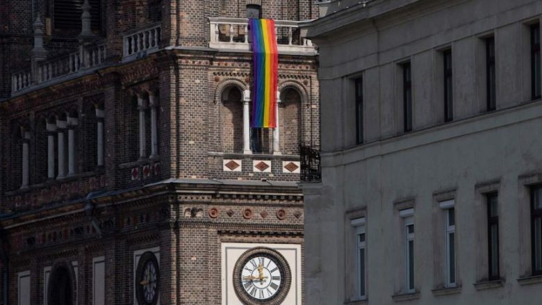 Kisha të shumta në Austri ngritën flamurin e komunitetit LGBT-i, rebelohen kundër vendimit të Vatikanit
