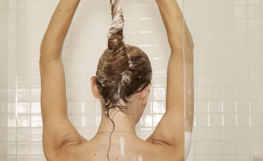 Shamponin e tillë, i cili do të eliminojë të gjitha papastërtitë nga lëkura e kokës, mund ta bëni në shtëpinë tuaj
