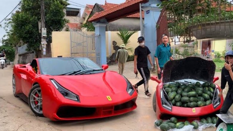 Këta djem në Vietnam përdorin një “Ferrari 488 GTB” për të shitur shalqinj