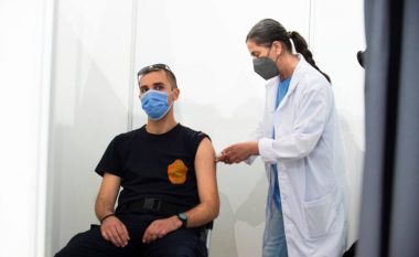 Zjarrfikësit e Shkupit vaksinohen kundër Covid-19